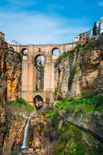 paysage avec les gorges du Tajo et le pont en pierre, Ronda, Espagne
 - Photo, image