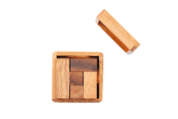 Um quebra-cabeça de madeira é um cubo, jogo lógico. Isolado em fundo branco. Close-up
. - Foto, Imagem