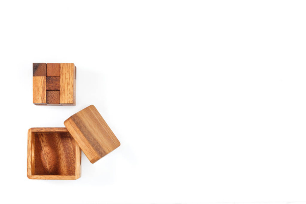 Een houten puzzel is een kubus, logische spel. Geïsoleerd op een witte achtergrond. Close-up. - Foto, afbeelding