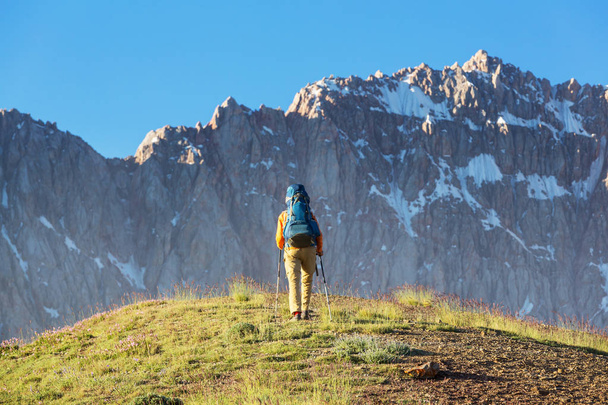 Es hora de vagar. Hombre de excursión en las hermosas montañas Fann en Pamir, Tayikistán. Países de Asia Central. - Foto, imagen
