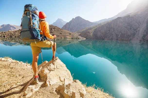 Vándorlás ideje. Ember túrázás gyönyörű Fann hegyek Pamir, Tádzsikisztán. Közép-Ázsia. - Fotó, kép