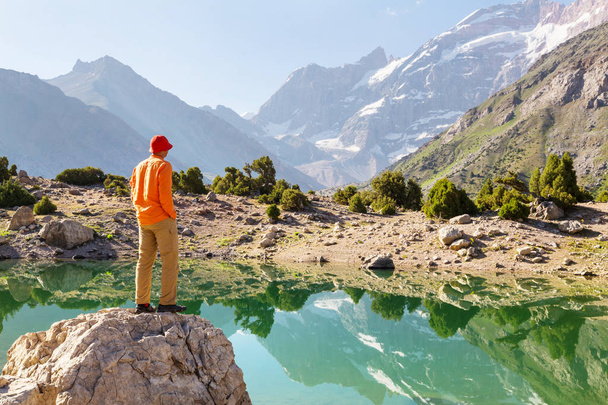 Fernweh-Zeit. Mann beim Wandern im schönen Fann-Gebirge in Pamir, Tadschikistan. Zentralasien. - Foto, Bild