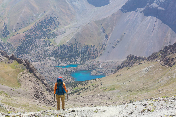Wanderlust time. Man hiking in beautiful Fann mountains in Pamir, Tajikistan. Central Asia. - Fotoğraf, Görsel