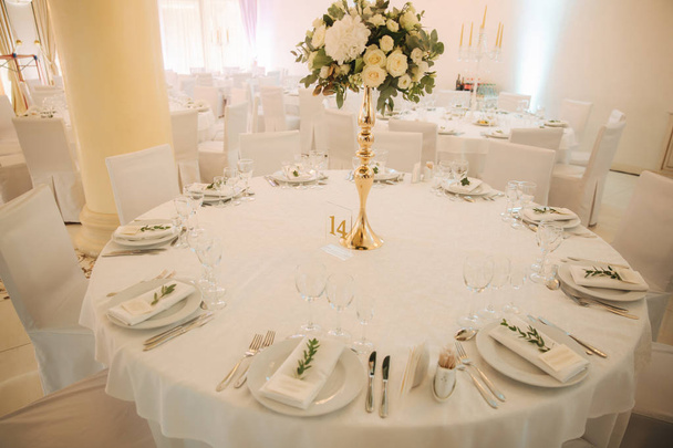 Hochzeitsstrauß auf dem Tisch im Restaurant - Foto, Bild