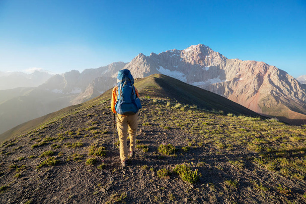 Yolculuk zamanı. Tacikistan, Pamir 'deki güzel Fann dağlarında yürüyüş yapan bir adam. Orta Asya. - Fotoğraf, Görsel
