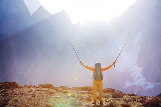 Vaeltamisen aika. Mies vaeltaa kauniilla Fannin vuorilla Pamirissa, Tadzikistanissa. Keski-Aasia. - Valokuva, kuva