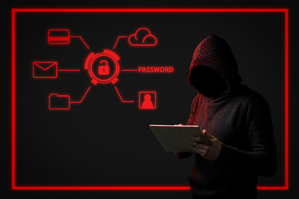 Απρόσωπη άνθρωπος σε ένα hoodie με κουκούλα κατέχει ένα tablet στα χέρια του σε σκούρο φόντο. Έννοια του hacking δεδομένα χρήστη. Hacked κλειδαριά, πιστωτική κάρτα, σύννεφο, ηλεκτρονικού ταχυδρομείου, κωδικοί πρόσβασης, προσωπικά αρχεία. - Φωτογραφία, εικόνα