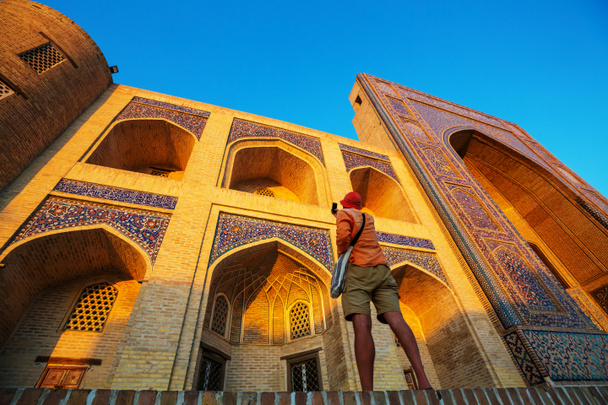 Özbekistan 'daki antik tarihi bina yakınlarındaki turist - Fotoğraf, Görsel