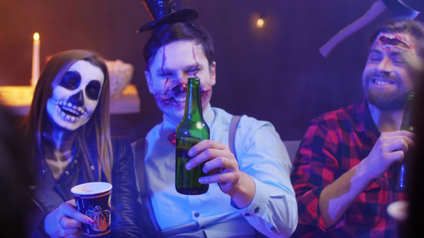 Groep van vrienden in roosteren op het feest van halloween kostuums - Video