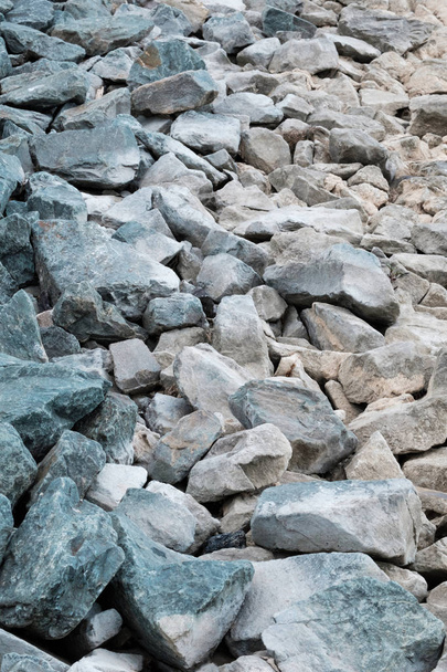 Великі і маленькі камені на березі. Градієнт кольору від синього до піску
 - Фото, зображення