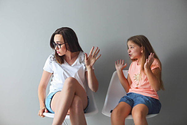 Jeune mère furieuse dans une discussion avec sa fille adolescente. Problèmes entre générations concept
  - Photo, image