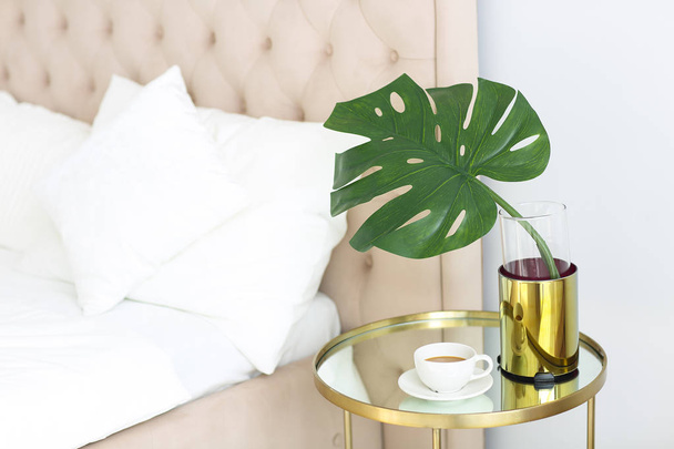 Tablo yan ve yastıklar ve kahve ile modern yatak odası. Yakın çekim - Fotoğraf, Görsel