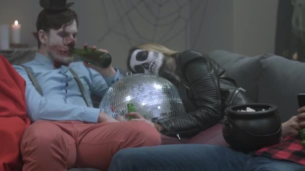 Grupa pijanych ludzi w salonie - Materiał filmowy, wideo