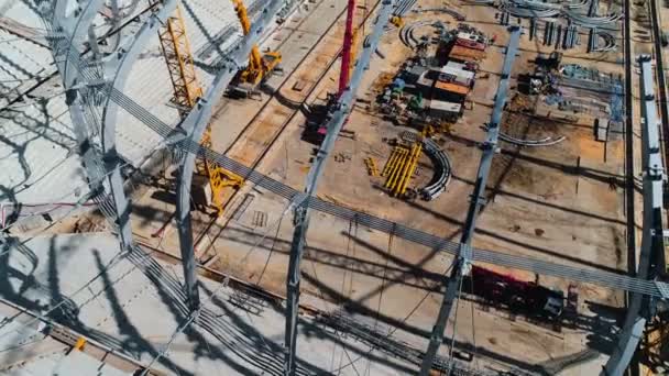 Tiro aéreo de telhado de uma construção de estádio de futebol
 - Filmagem, Vídeo