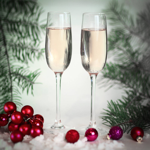 two glasses with champagne, and boxes with gifts on Christmas b - Valokuva, kuva