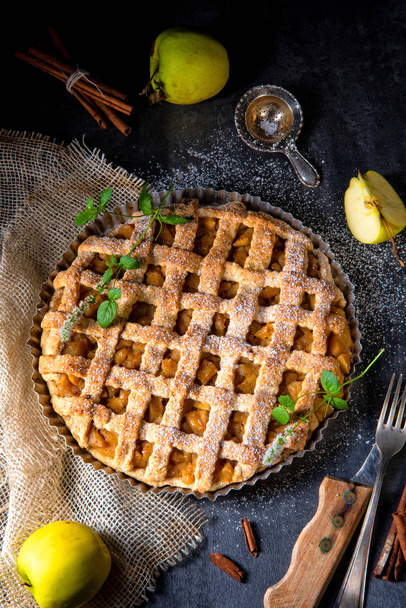 Tasty Apple pie with lattice upper crust in cake pan - Foto, afbeelding