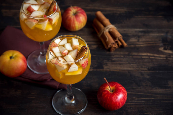Homemade sangria (apple cider, punch, fruit wine) for autumn and winter holidays - festive Christmas, Thanksgiving  drinks. - Foto, afbeelding