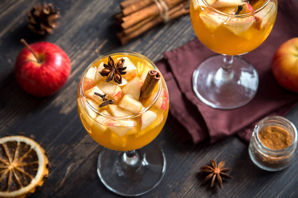 Homemade sangria (apple cider, punch, fruit wine) for autumn and winter holidays - festive Christmas, Thanksgiving  drinks. - Zdjęcie, obraz