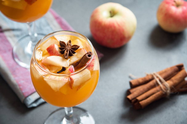 Homemade sangria (apple cider, punch, fruit wine) for autumn and winter holidays - festive Christmas, Thanksgiving  drinks. - Foto, imagen