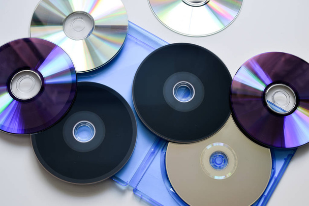 Blu-ray диски в синей коробке на белом фоне. Вид сверху
 - Фото, изображение