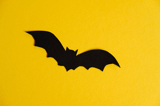 Pipistrello di carta su sfondo giallo. Concetto Halloween
 - Foto, immagini