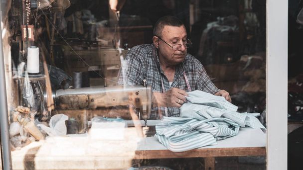 Adiyaman, Turquie - Juillet 2018 : Tailleur travaillant sur l'artisanat traditionnel dans la ville historique d'Adiyaman vieux bazar Oturakci à l'intérieur de la vieille ville, Turquie
 - Photo, image
