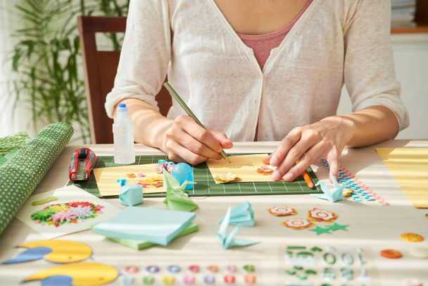 kreativní žena dělat barevné pohlednice - Fotografie, Obrázek