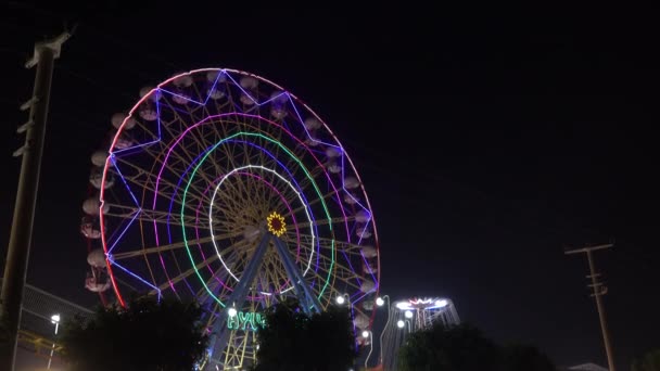 Roda gigante gira à noite
 - Filmagem, Vídeo