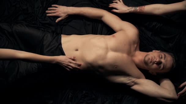 Vrouwelijke handen op een sexy mannelijke lichaam - Video
