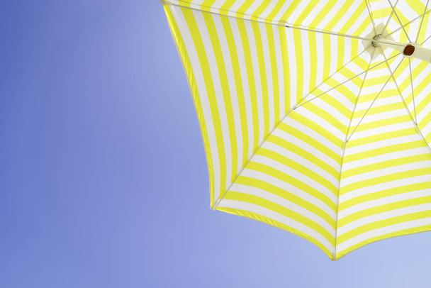 Umbrella on a sunny day - Fotoğraf, Görsel