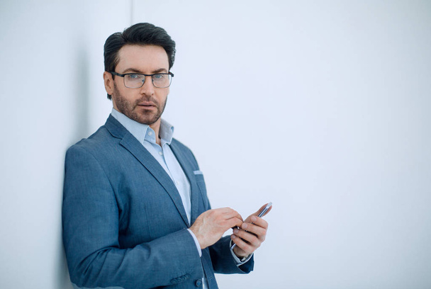 confident businessman typing SMS on your smartphone - Zdjęcie, obraz