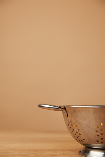 tiro close-up de escorredor de metal com macarrão na mesa de madeira
 - Foto, Imagem