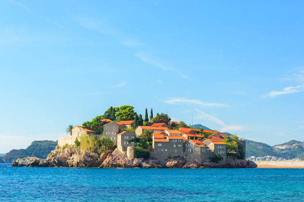 Sveti Stefan isla en Budva, Montenegro en un hermoso día de verano. destino de viaje
 - Foto, Imagen
