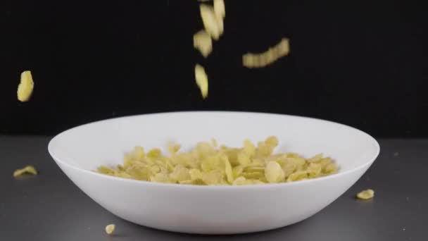 Dropping corn flakes in to a bowl. - Séquence, vidéo
