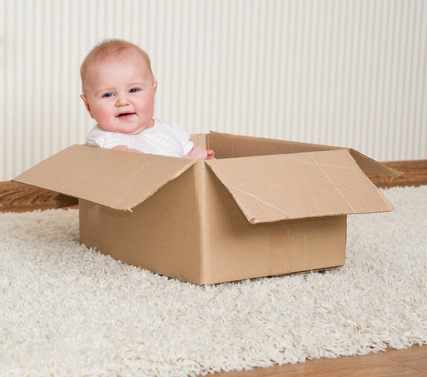 Baby girl inside a box - Zdjęcie, obraz