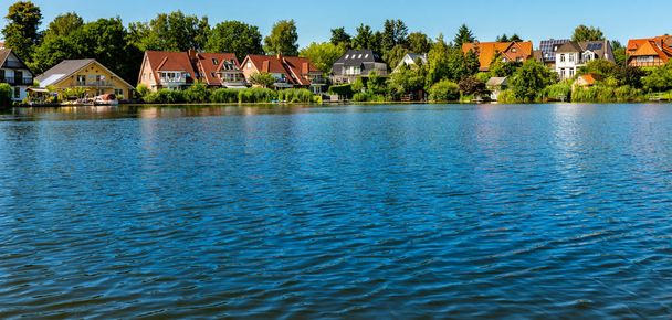 Wonen en leven in de Stadtsee en Ziegelsee in de kleine stad van Mlln in Sleeswijk-Holstein - Foto, afbeelding