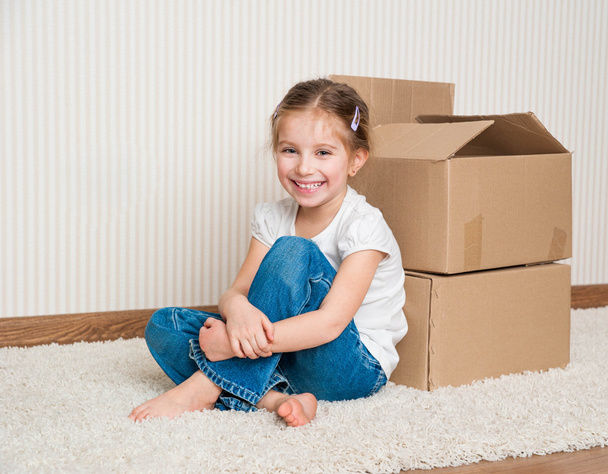 Little girl moving into new house - Foto, immagini