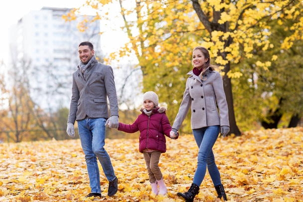 happy family walking at autumn park - Zdjęcie, obraz