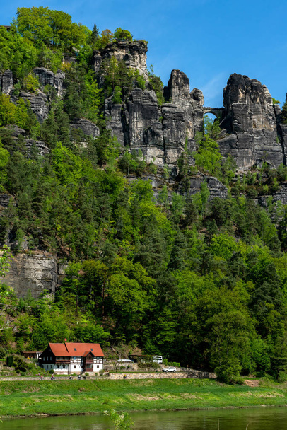 Vivir en el bastión en las montañas de arenisca del Elba en Sajonia
 - Foto, Imagen