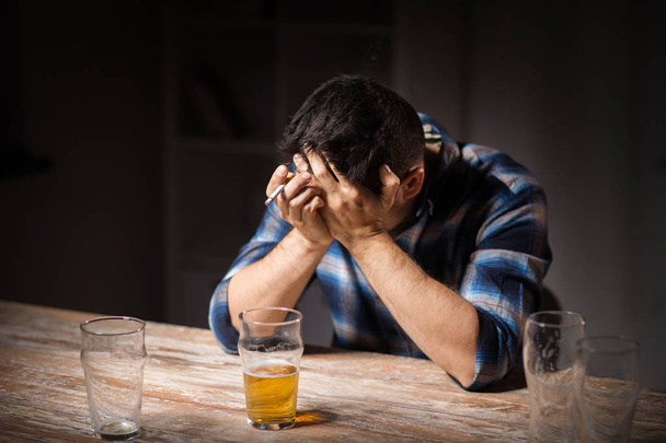 sarhoş adam içme alkol ve Sigara İçilmeyen - Fotoğraf, Görsel