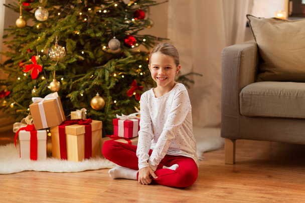 smiling girl at christmas home - Foto, afbeelding