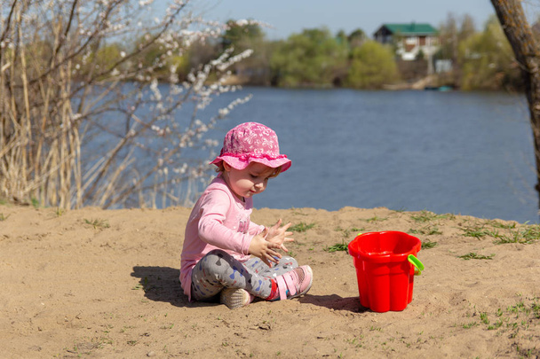 Dítě se hrají v písku - Fotografie, Obrázek