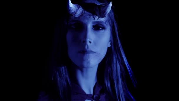 Žena v ďábelském kostýmu děsí - Záběry, video