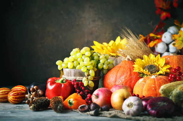 Happy Thanksgiving Day background, wooden table decorated with Pumpkins, Maize, fruits and autumn leaves. Harvest festival. Selective focus. Horizontal. Background with copy space. - Foto, afbeelding