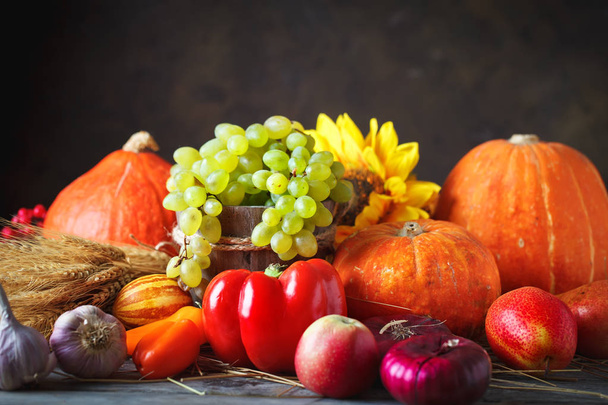 Happy Thanksgiving Day background, wooden table decorated with Pumpkins, Maize, fruits and autumn leaves. Harvest festival. Selective focus. Horizontal. - Fotoğraf, Görsel