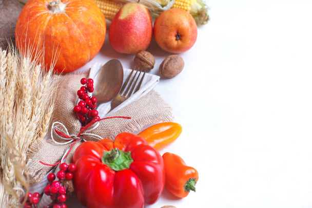 Feliz Dia de Ação de Graças fundo, mesa decorada com abóboras, milho, frutas e folhas de outono. Festival da colheita. A vista de cima. Horizontal. Fundo com espaço de cópia
. - Foto, Imagem