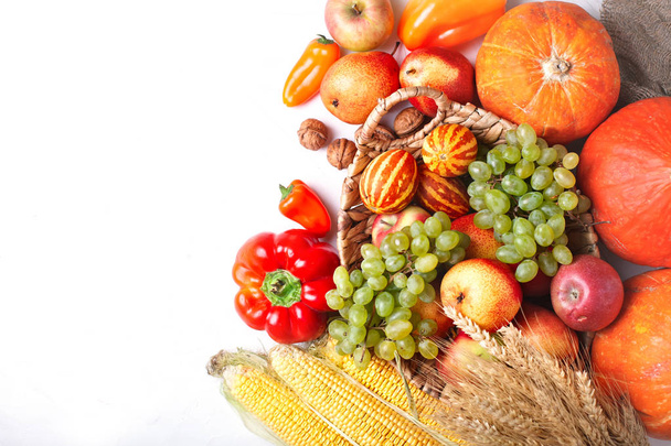 Feliz Dia de Ação de Graças fundo, mesa decorada com abóboras, milho, frutas e folhas de outono. Festival da colheita. A vista de cima. Horizontal. Fundo com espaço de cópia
. - Foto, Imagem