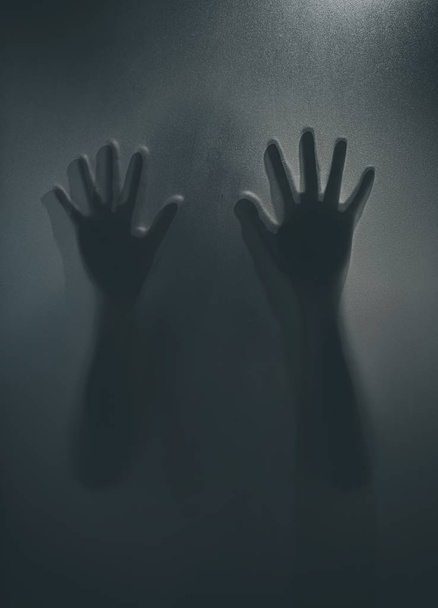 Horror ghost meisje achter het matglas in zwart-wit. Halloween festival concept. - Foto, afbeelding