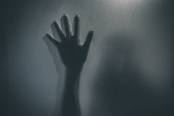 Orrore ragazza fantasma dietro il vetro opaco in bianco e nero. Concetto festival di Halloween
. - Foto, immagini