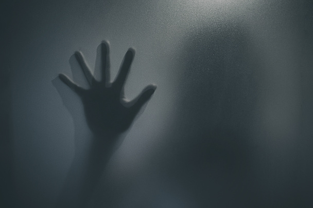Chica fantasma horror detrás del vidrio mate en blanco y negro. Concepto festival de Halloween
. - Foto, imagen